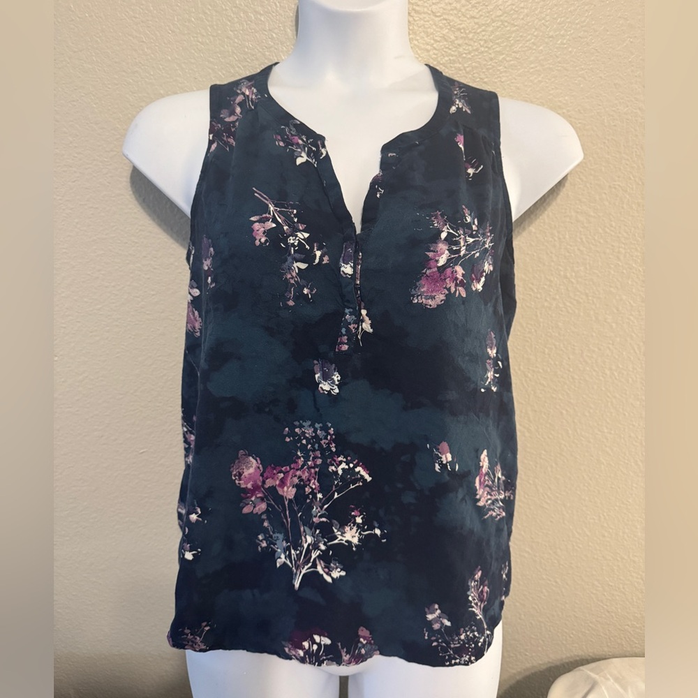 Sonoma Goods for Life Navy Floral Sleeveless Blouse Size Large 🐿️